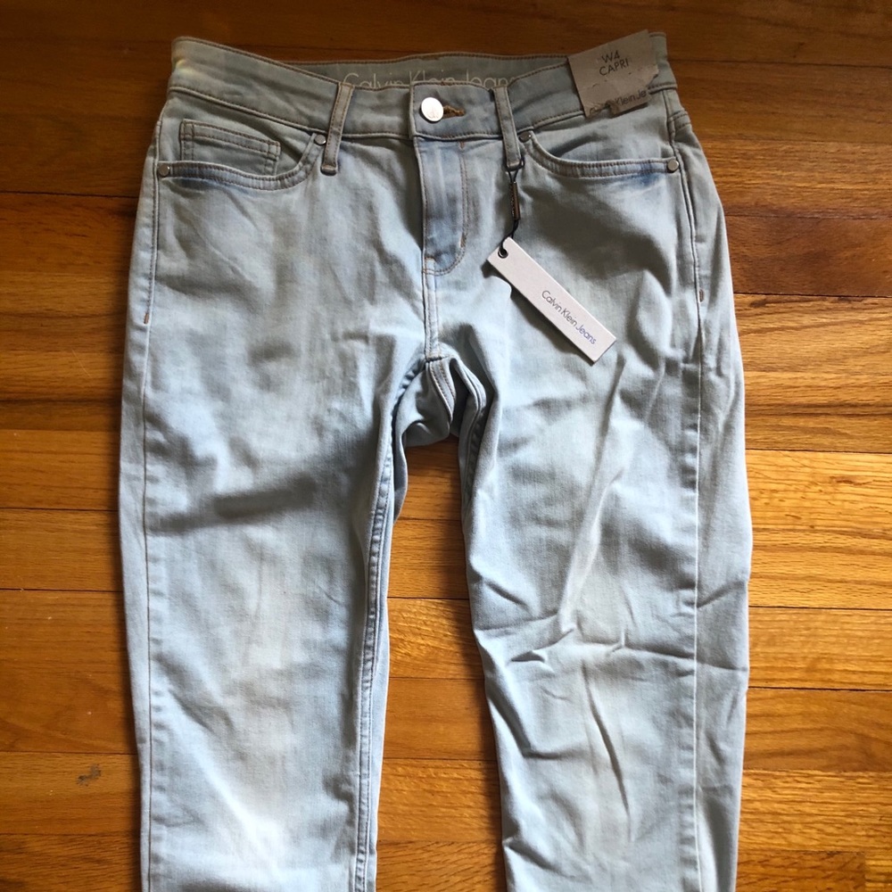 Calvin Klein Light Wash Roll-Up Capri Jeans